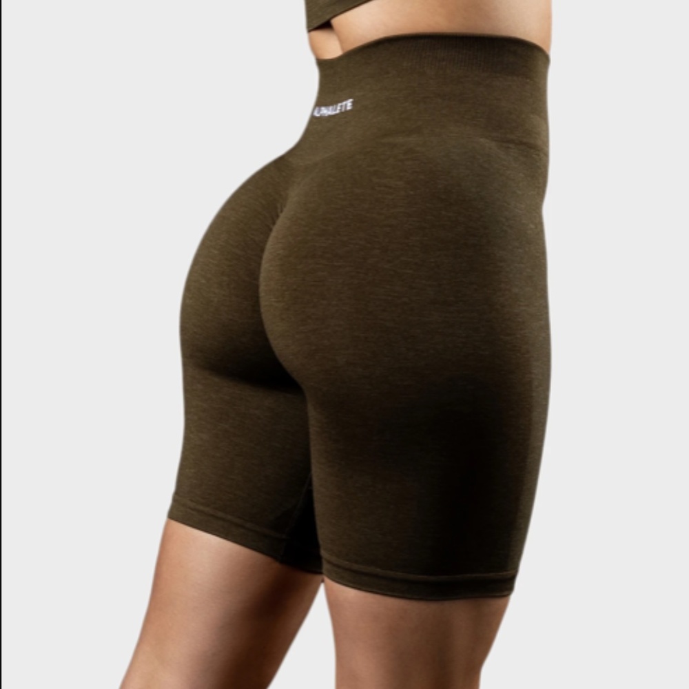 Alphalete Amplify Biker Shorts (S) - Canteen